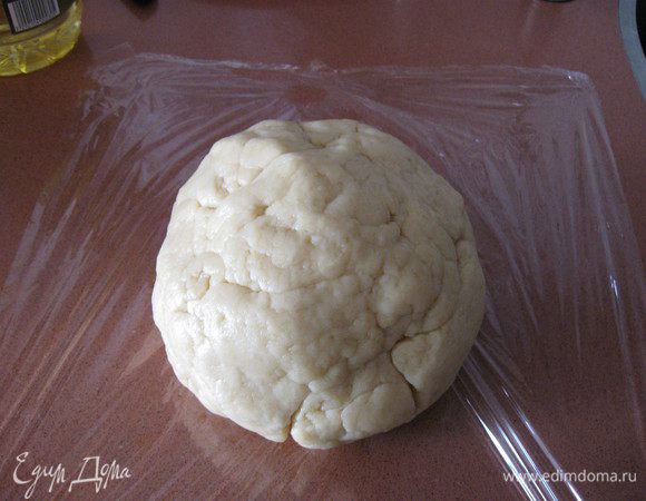 Смешиваем все ингридиенты для теста в колобок