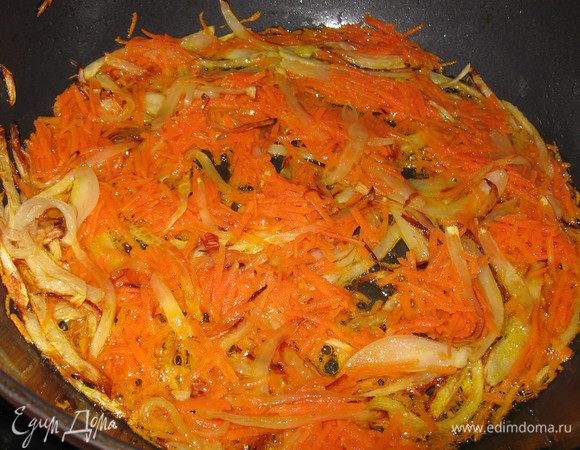 Начинка:
Режем лук на кубики, жарим до золотистого цвета. Морковь трем на терке, добавляем к луку, продолжаем жарить еще 5-6 минут