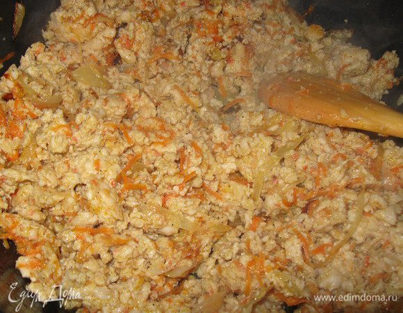 затем добавляем фарш, жарим его постоянно помешивая 10-12 мин, снимаем с огня, остужаем. 