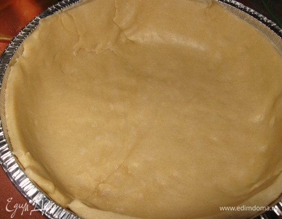 Достаем тесто из холодильника, делим на две части 2/3 и 1/3, раскатываем большую часть  выкладываем в форму ,сформировав бортик.