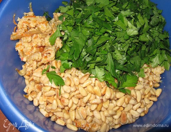В остывший фарш добавляем петрушку и орешки, перемешиваем. 