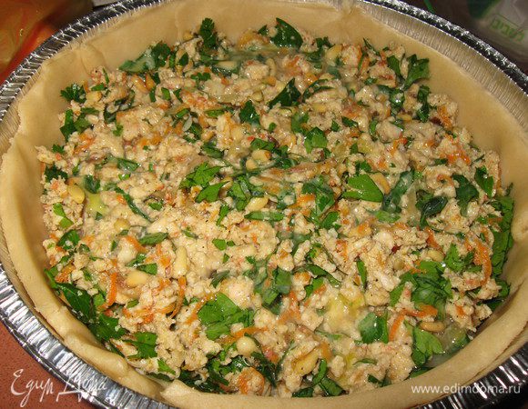 На тесто выкладываем  начинку