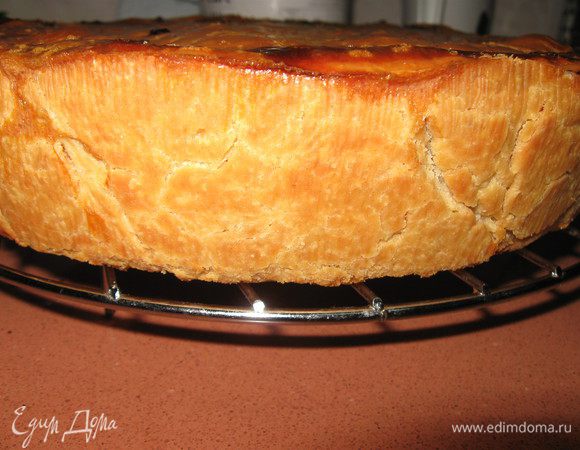 Делаем  вилкой пару проколов,смазываем яйцом, выпекать в духовке 40-50 мин при 200 гр.