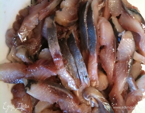 Сельдь порезать тонкими полосками.
