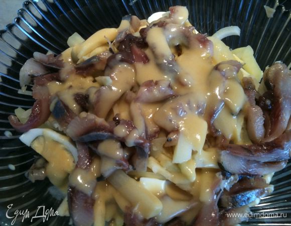 Смешать все инградиенты. Заправить заправкой и аккуратно перемешать. Поставить в холодильник настояться на 1-2 часа. Перед подачей настол украсить зеленым луком. Приятного аппетита!