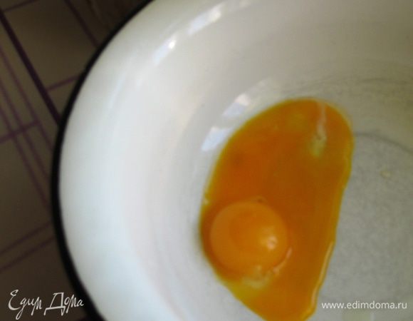 Отделяем белки от желтков. 