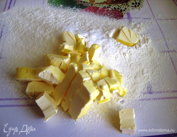 Просеиваем 100 г. муки, добавляем щепотку соли и разрыхлитель. Режем холодное масло кубиками и растираем в крошку с мукой (можно воспользоваться ножом). 