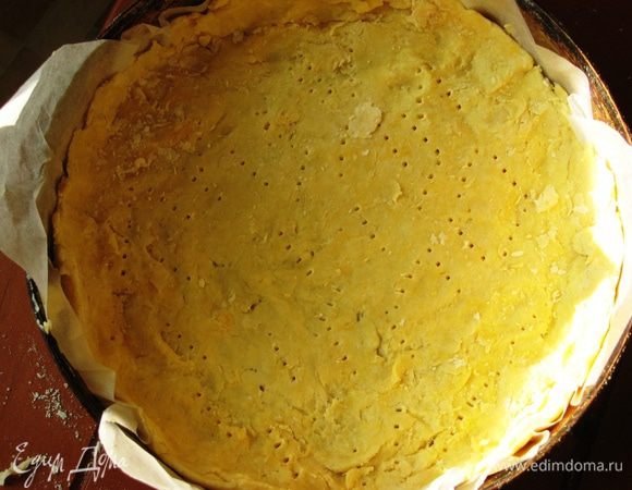 Раскатываем тесто, выкладываем в форму с бортиками и хорошенько разминаем тесто. Делаем вилкой дырочки. Обрезаем лишнее и ставим в холодильник на час.