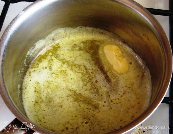 Делаем начинку. Растапливаем масло, добавляем муку и мешаем, чтобы не было комочков. Добавляем воду и сахар. Провариваем до растворения сахара. 