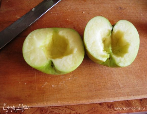 Яблоки режем пополам, вырезаем сердцевину и режем дольками. 