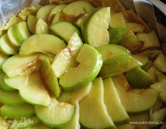 Достаем тесто из холодильника. Выкладываем яблоки и заливаем сиропом. Выпекаем в духовке при 180 градусах 25 минут. 