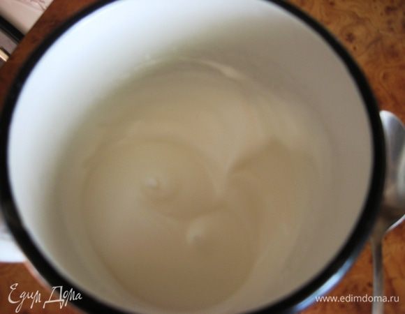 Белки взбиваем с оставшимся сахаром. Достаем из духовки наш тарт. Покрываем взбитыми до пик белками и отправляем в духовку (при 100 градусах) еще около часа. 
