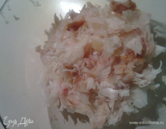 Отделить рыбу от косточек и размять вилкой.