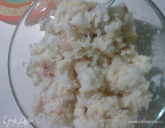 Отварить картофель и размять в пюре. Смешать с рыбкой,добавить яйцо, мелко порезанную петрушку, соль и перец по вкусу. Из получившейся массы сделать шарики и выложить на претвень, смазаный растительным маслом. Запекать до румяной корочки при температуре 180 градусов.