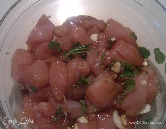 Нарезать курочку на кусочки и залить соевым соусом. Добавить чеснок раздавленный, веточки тимьяна и розмарина. Поставить в холодильник на несколько часов.