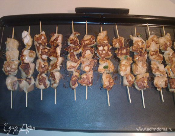 Промариновавшееся мясо насадить на шпажки и обжарить на гриле.