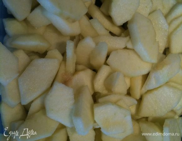 Яблоки очистить от кожуры и серцевины, порезать ломтиками...