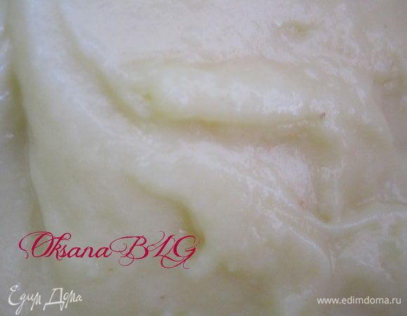 Приготовить заварной крем. Молоко вскипятить. Муку смешать с сахаром, добавить яйца, хорошо перетереть. Аккуратно ввести яичную смесь в горячее молоко, поставить на низкий огонь и варить до загустения. (крем должен немножечко закипеть, нужно постоянно помешивать чтобы крем не подгорел). Снять с огня, охладить.