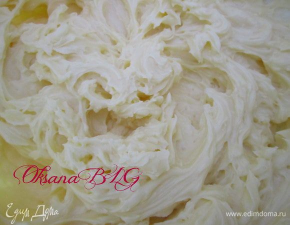 Масляный крем. Масло взбить , добавить сгущенку еще раз взбить.