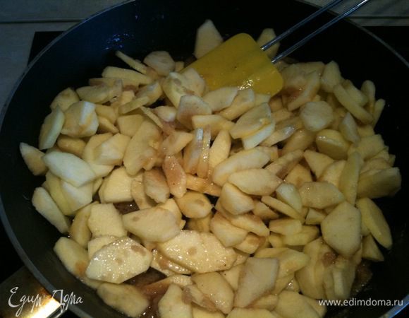 Добавить яблоки, перемешать...