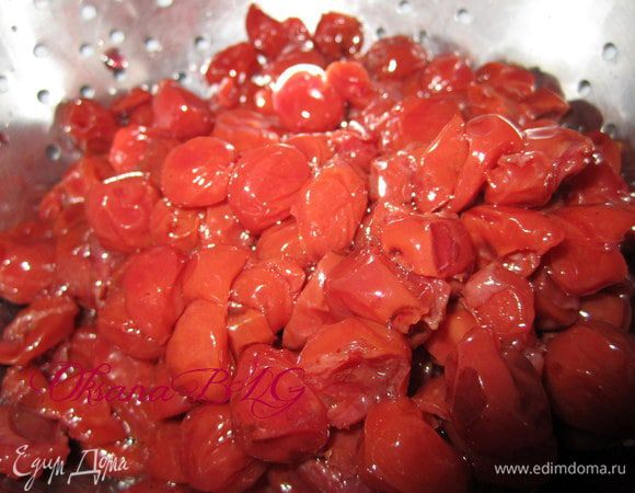 Вишню откинуть на сито.