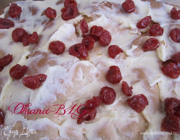 Смазать масляным кремом и добавить вишенки.