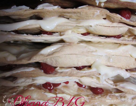 Так попеременно перемазать все коржи.