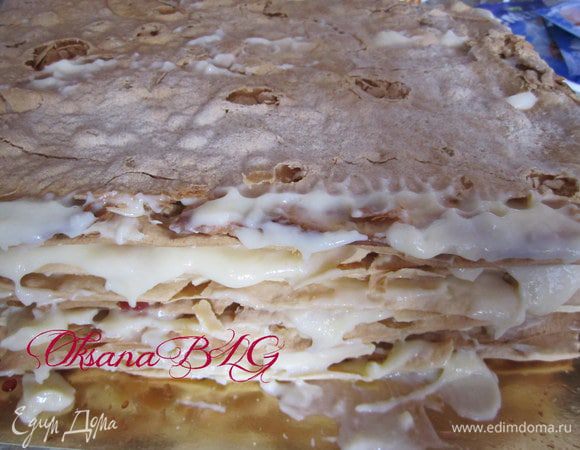 На верх торта положить досочку и прижать коржи, не сильно чтобы весь крем не вытек. Поставить на 2-3 часа для пропитки.