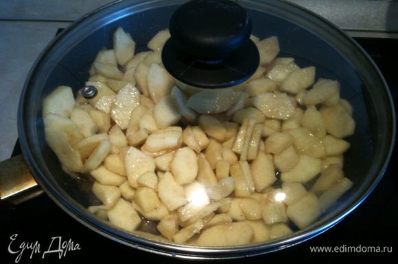Накрыть сковородку крышкой и дать яблокам 5 минут потомиться, чтобы вобрать в себя сироп...