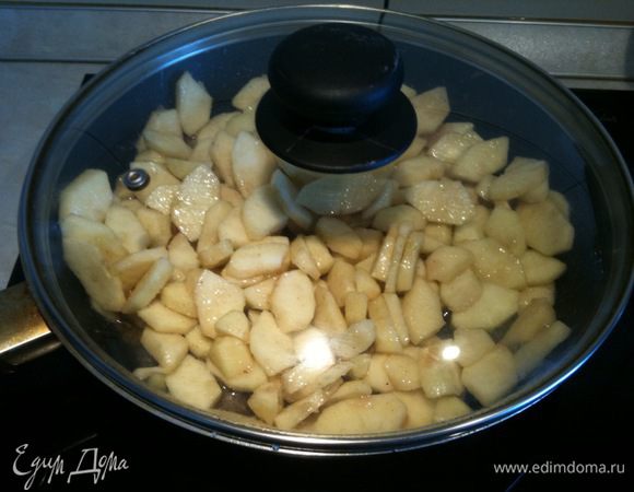 Накрыть сковородку крышкой и дать яблокам 5 минут потомиться, чтобы вобрать в себя сироп...