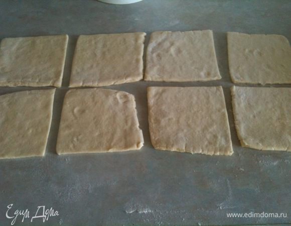 Тесто слегка раскатать и разрезать на квадраты, по размеру вафельницы...