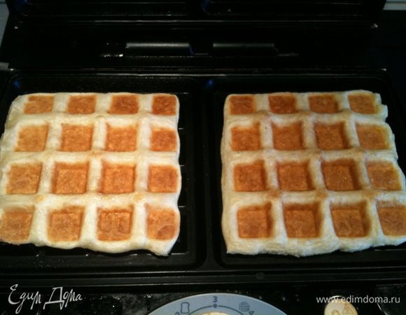 Выпечь вафли до готовности...