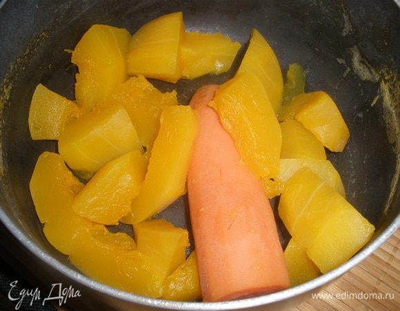 Тыкву с морковкой отвариваем до готовности. остудить и протереть на мелкой терке или в блендере. 