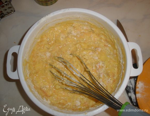 Яйца взбить со сметаной и творогм до однородности. Добавить соль, сахар,укроп и  поперчить. Ввести овощную смесь и все еще раз размешать. 