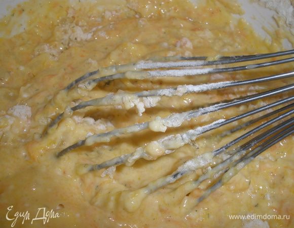 Муку смешать с разрыхлителем и небольшими порциями ввести в яично-овощную смесь. Тщательно перемешать чтобы не было комочков. 