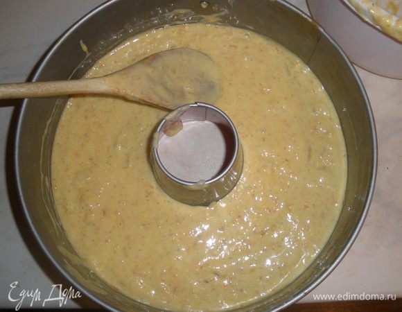 Форму смазать маслом и выложить в не смесь. Поставить в разогретую до 180 градусов духовку. Выпекать 30 минут, а затем еще 30 минут при тепературе 160 градусов.