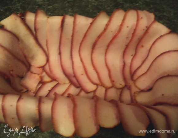 Шпик нарезать тонкими пластинками и выложить внахлест на дно и бока формы (размер — 10 х 20 см), чтобы свешивались края. Форму ничем не смазывать.