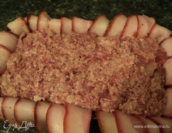 В форму плотно выложить фарш, несколько раз постучать формой по столу, чтобы смесь еще более уплотнилась.
