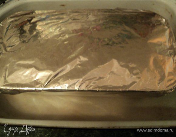 Форму плотно завернуть в два слоя фольги и поставить в другую форму большего размера. В нее налить воды на высоту более ½ высоты формы с террином. Запекать на водяной бане в духовке при 180°C 1 час 40 минут.