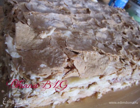 После охлаждения торт перевернуть и немного обрезать по краям.