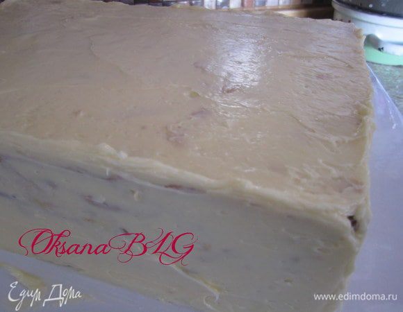 Покрыть масляным кремом (300 гр. масла взбить, добавить 1/2 б. сгущенного молока, еще раз взбить). 