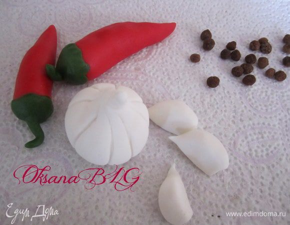 Для украшения подготовить мелкие детали. Из мастики слепить перчик, чесночок и из шокомастики сделать черный перчик.
