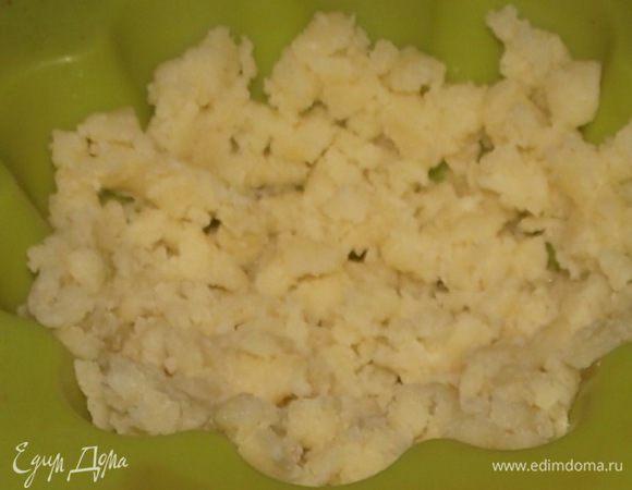  Маргарин натереть на терке,растереть его с сахаром.Добавить желтки и сметану,все хорошо перемешать.
Добавить муку с рыхлителем и замесить не очень крутое тесто.Муку насыпайте постепенно,если нужно ,то добавьте еще муки.
Тесто закиньте в холодильник на 30 минут
В это время белки взбить с пудрой до высоких пик,добавить кисель,все аккуратно перемешать
Вытащить тесто из холодильника и натереть его на терке.
Взять форму для кексов и поместить в них натертое тесто