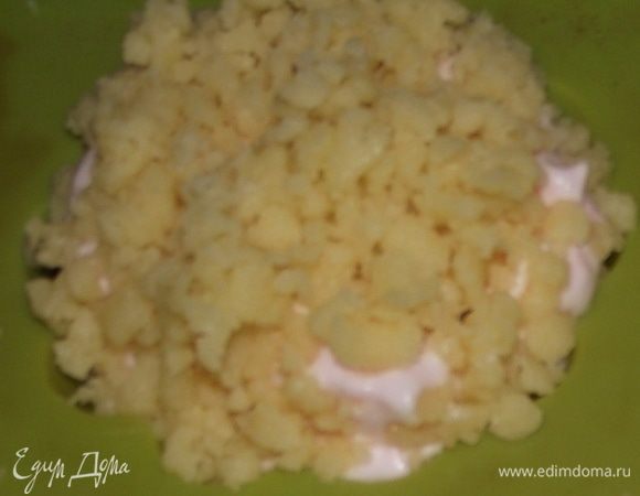 Сверху на массу насыпать тертое тесто
 