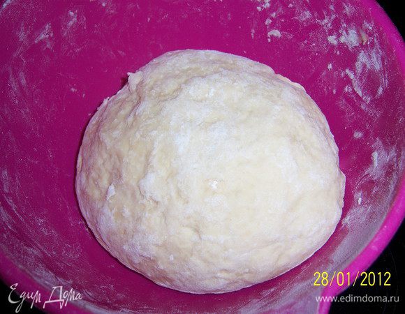 тесто замесить до однородной массы(все ингридиенты перемешать), накрыть салфеткой и положить в холодильник на 30-40мин. Тесто должно получится мягким.