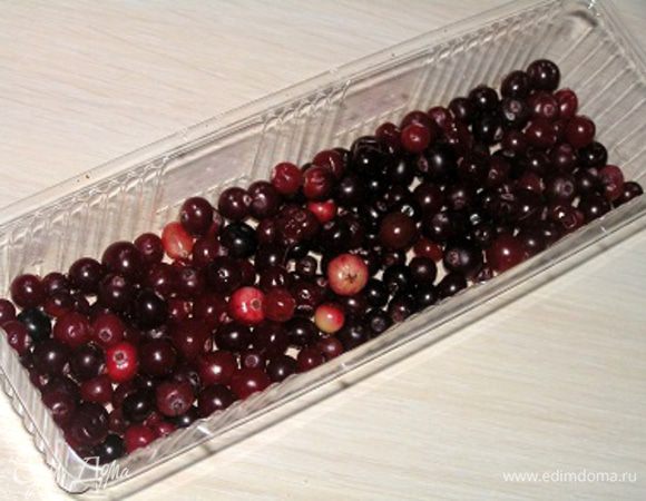 Клюкву промыть, обсушить, выложить в подходящую ёмкость (так, чтобы только закрыла дно).