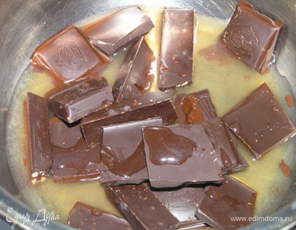 В кастрюльку налить сироп, поставить на маленький огонь, добавить поломанный на кусочки шоколад,