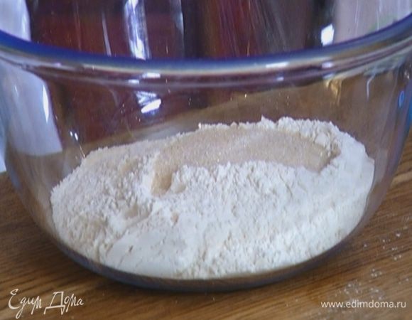 Муку смешать с сахаром, разрыхлителем и солью.