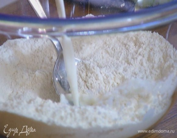 Порциями влить молоко, перемешать.