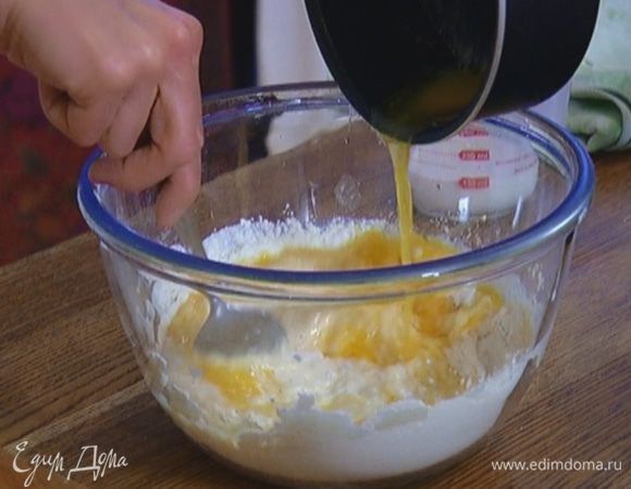 Добавить в тесто яйцо, влить растопленное сливочное масло, вымешать.